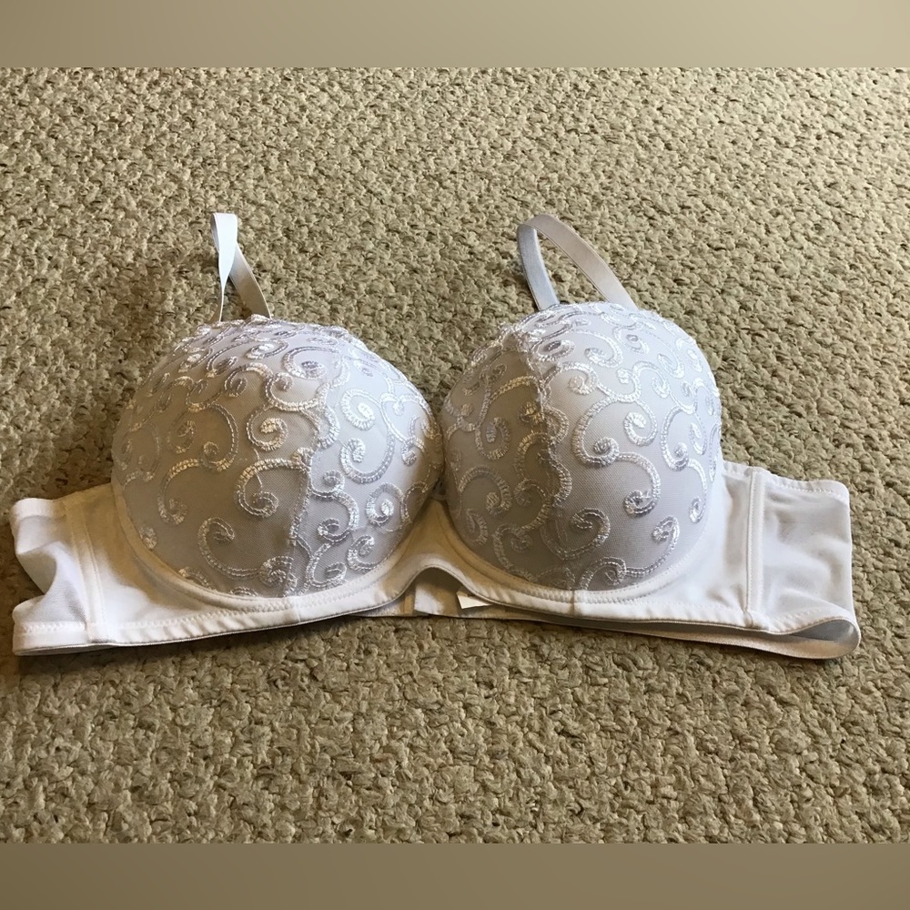 VALMONT INTIMATES SZ 46B BRA SOUTACHE DESIGN PADDED UNDERWIRE EUC WHITE